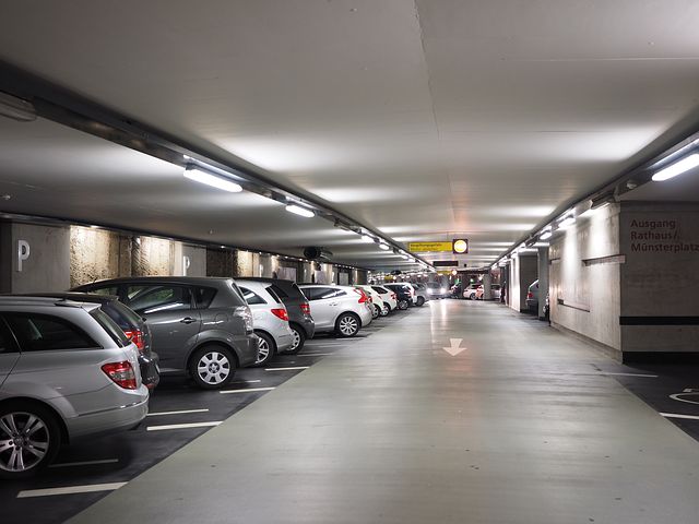 Parking przy lotnisku – na jakie sprawy zwracać uwagę przy wyborze
